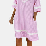 Klara™ | Vestit lleuger a ratlles amb escot en V