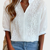 Blusa femenina amb detalls de renda i mànigues abullonades