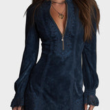 Jazmín – Vestit mini de camussa blau amb encaix