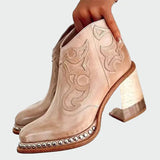 Botas de cuir brodades