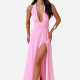 Elegant vestit maxi d'invitada de boda amb coll halter i obertura a la cama