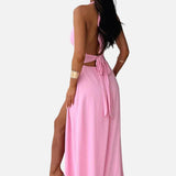 Elegant vestit maxi d'invitada de boda amb coll halter i obertura a la cama