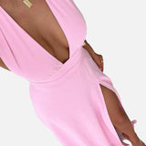 Elegant vestit maxi d'invitada de boda amb coll halter i obertura a la cama