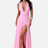 Elegant vestit maxi d'invitada de boda amb coll halter i obertura a la cama