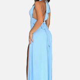 Elegant vestit maxi d'invitada de boda amb coll halter i obertura a la cama