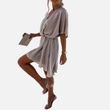 Vestit mini fluid amb escot en V, mànigues curtes i cintura alta per a dona