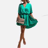 Vestit mini fluid amb escot en V, mànigues curtes i cintura alta per a dona
