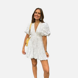 Vestit curt de dona amb mànigues bufades i detall texturitzat